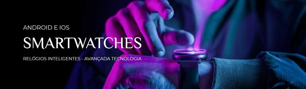 Mão de modelo a apontar sobre um relógio no pulso, para a categoria de smartwatch online.